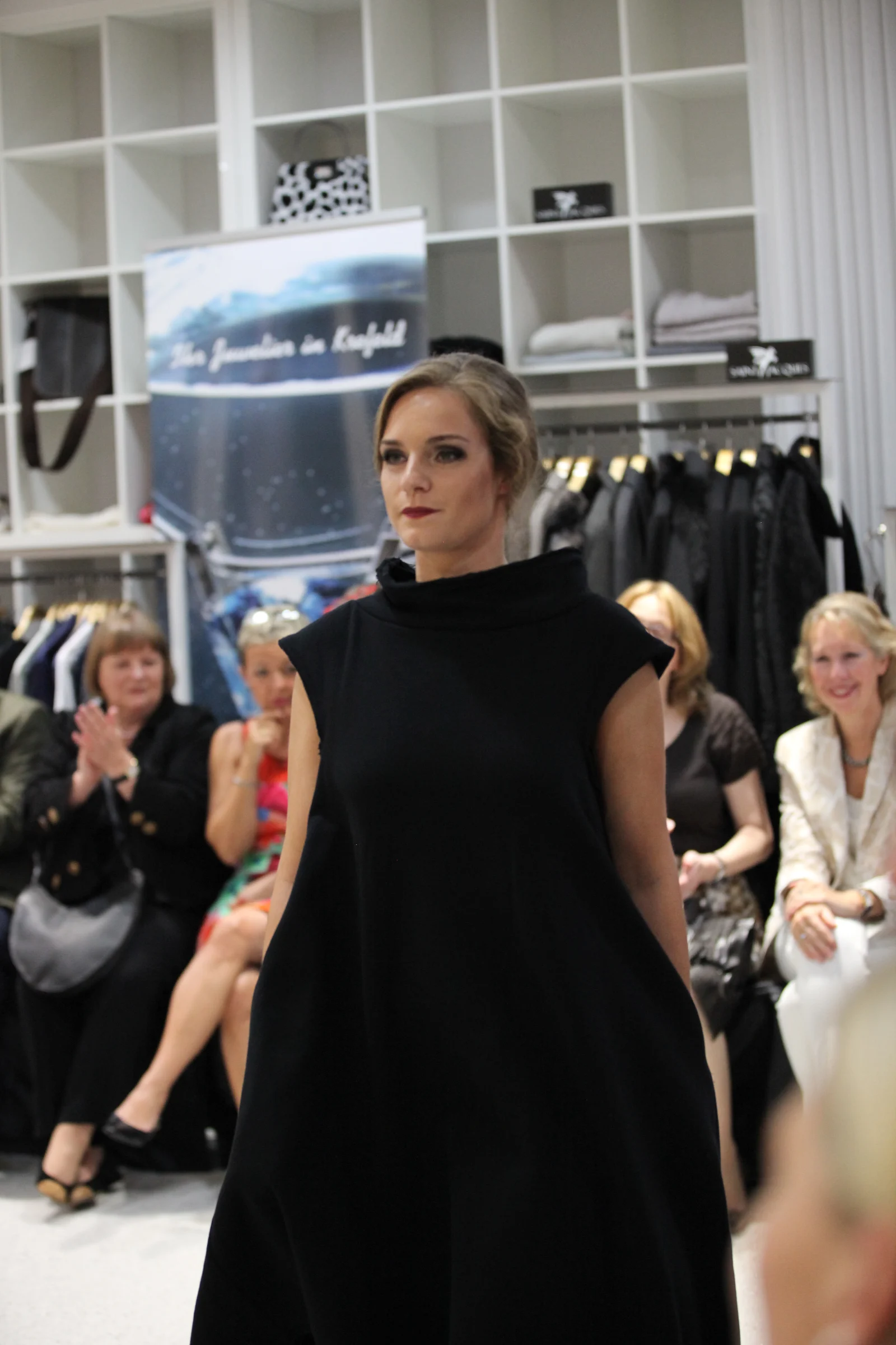 Model in dunklem Kleid vor dem Auftritt