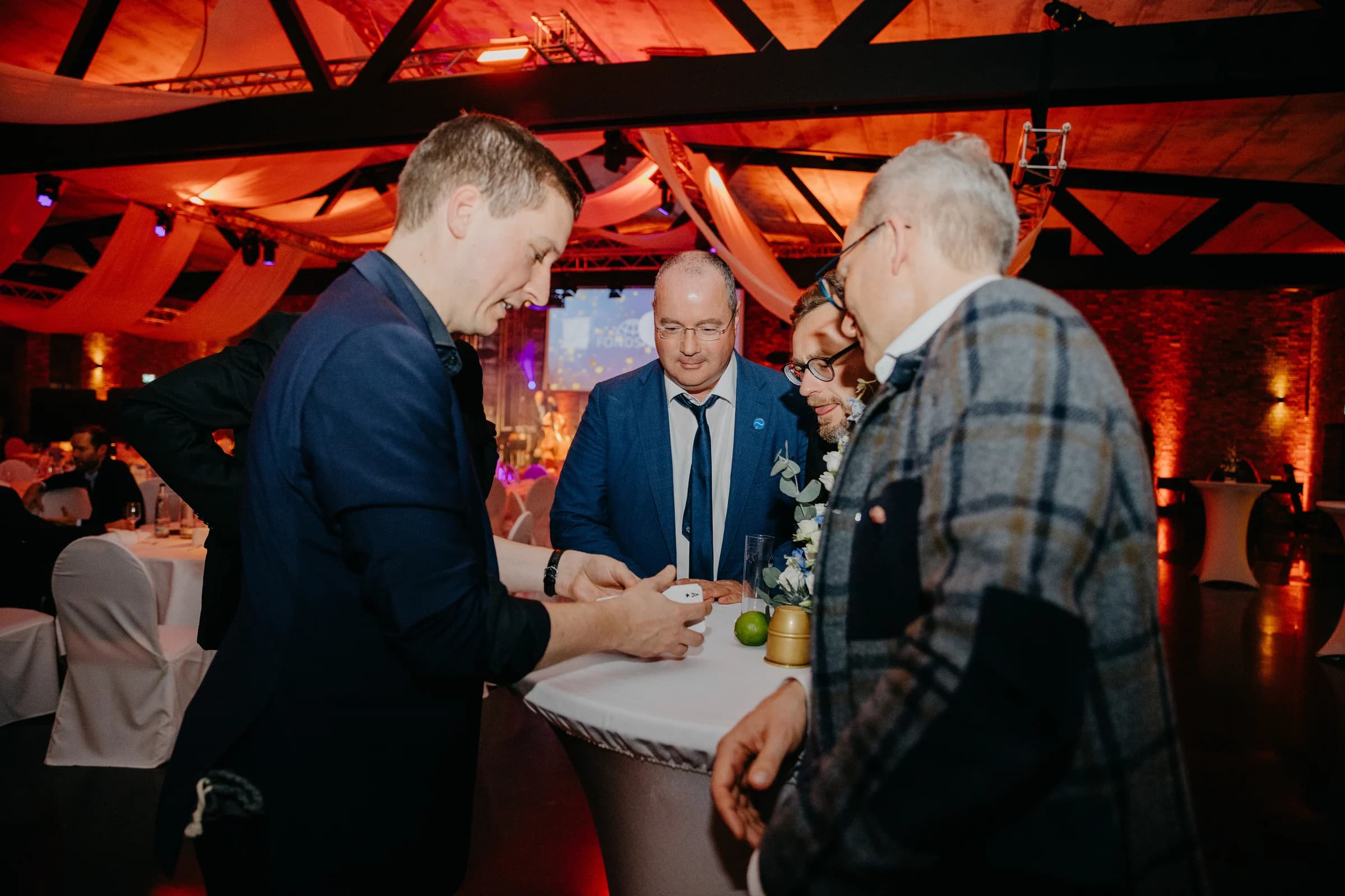 Gäste im Gespräch bei einer Abendveranstaltung